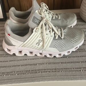 On Cloud Women’s Size 8.5
